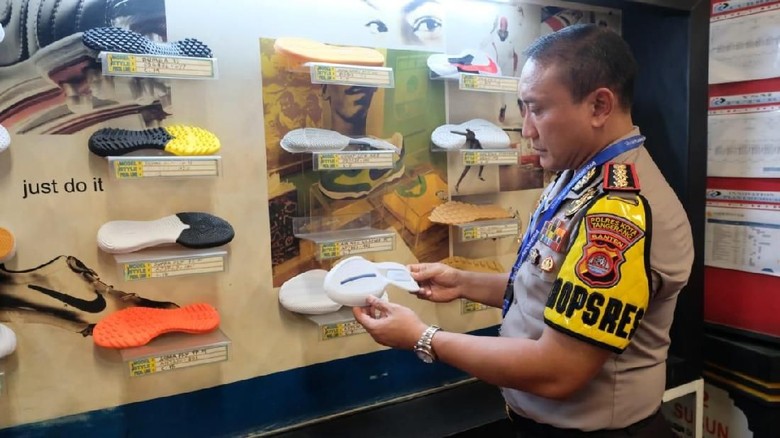 Viral Sepatu Dianggap Berlafadz Allah, Polisi Cek Pabrik Nike di Tangerang Viral Sepatu Dianggap Berlafadz Allah, Polisi Cek Pabrik Nike di Tangerang