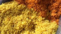 Dua jenis serundeng ini jadi topping wajib. Yang kuning gurih sedikit manis dan serundeng merah yang pedas menyengat. Foto : Instagram @nasi_krawu_cak_damar