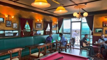 Salah satu sudut untuk rileks, bisa bermain billiard. Foto: istimewa