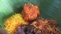 Uhh.. siapa tak tergoda? Warnanya memikat, porsinya pas, lauknya berlimpah. Kalau kurang bisa tambah paru goreng yang gurih renyah. Foto : Instagram @myyellowprincess