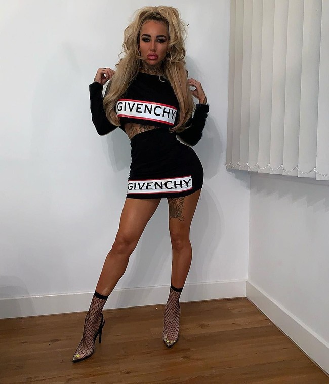 Tampil menjadi bintang dalam episode terbaru Botched, reality show tentang para wanita yang operasi plastik, DJ Sallie mengatakan ingin memasang implan di kaki yang diyakininya bisa membuatnya tampak lebih tinggi. Foto: Instagram