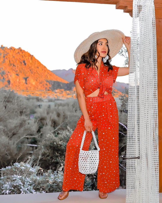 Namun, kehidupan Dulce kini sudah berubah 180 derajat. Kepercayaan diri sudah didapatnya. Tidak ada lagi baju-baju dari hasil sumbangan. YouTuber yang sudah pernah menjadi bintang tamu Lifetime’s Project Runway, The Today Show, Access Hollywood dan Good Morning America itu bisa menikmati buah kerja kerasnya dengan memakai barang-barang branded yang harganya tidak murah. (Foto: Instagram @dulcecandy)