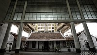Gedung Chandra Naya dengan latar apartemen mewah simbol warisan masa lalu, kemakmuran orang Tionghoa di masa sekarang Glodok, Jakarta Barat.