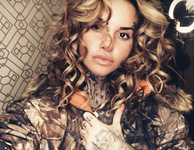 Baru-baru ini, wanita yang juga berprofesi sebagai DJ itu juga membuat sensasi dengan foto mengacungkan jari tengah sebagai bentuk kemarahannya pada netizen. Netizen mengkritik perut hamilnya yang dinilai masih rata. Foto: Instagram