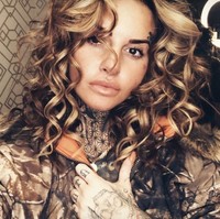 Baru-baru ini, wanita yang juga berprofesi sebagai DJ itu juga membuat sensasi dengan foto mengacungkan jari tengah sebagai bentuk kemarahannya pada netizen. Netizen mengkritik perut hamilnya yang dinilai masih rata. Foto: Instagram