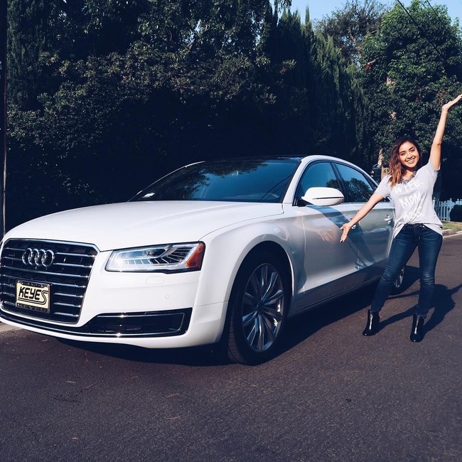 Setelah berhasil sampai di Amerika, Dulce dan keluarganya tinggal di trailer. Saat itu kepercayaan dirinya sungguh rendah, meskipun ibunya selalu menyebutnya sebagai anak perempuan yang cantik. Semua bajuku merupakan hasil sumbangan. Kulitku cokelat dan rambutku bergelombang, kenangnya lagi. Dan saat usianya 14 tahun, dia pernah mencoba bunuh diri karena merasa tidak berharga. (Foto: Instagram @dulcecandy)