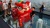 Barongsai beraksi di lantai kaca skywalk Gedung Mahanakhon di Bangkok, Thailand, 4 Februari lalu. REUTERS/Soe Zeya Tun.