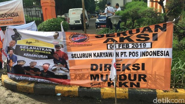 Aksi demonstrasi pegawai PT Pos Indonesia