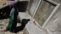 Seorang penjaga membersihkan kuburan China di Cipinang, Jakarta Timur. Setiap bulan mereka mendapat imbalan dari keluarga pemilik makam itu.