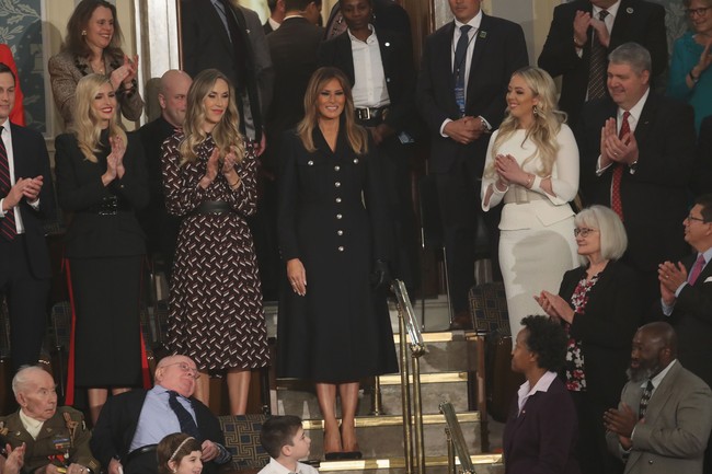 Kali ini bukan karena harga baju, Melania Trump menjadi sorotan. First Lady Amerika ini memilih baju hitam di antara para pemimpin wanita lainnya yang memilih putih di acara pidato kenegaraan State of the Union. Foto: Getty Images