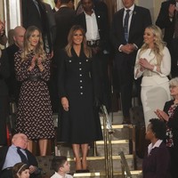 Kali ini bukan karena harga baju, Melania Trump menjadi sorotan. First Lady Amerika ini memilih baju hitam di antara para pemimpin wanita lainnya yang memilih putih di acara pidato kenegaraan State of the Union. Foto: Getty Images