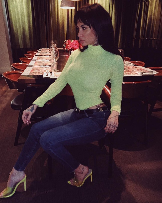 Media sosial sangat penting bagiku. Semakin banyak operasi plastik yang dilakukan semakin bertambah followers dan artinya semakin banyak orang datang menonton penampilanku sebagai DJ, ucap DJ seksi dengan followers di Instagram lebih dari 130 ribu itu. Foto: Instagram