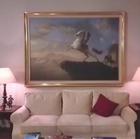 Pada area lain ruangan, terdapat sofa putih yang diapit dua meja sudut berwarna cokelat. Pada setiap meja ditempatkan lampu beserta pajangan berupa patung kecil. Lukisan kuda putih tampak menghiasi dinding yang juga bercat putih. (Foto: Marlinda/detikcom)