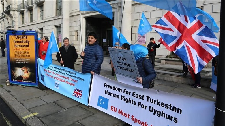 Aksi Demo Bela Uighur Digelar di Depan Kedutaan China di London Aksi Demo Bela Uighur Digelar di Depan Kedutaan China di London