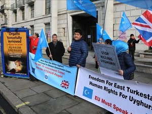 Aksi Demo Bela Uighur Digelar di Depan Kedutaan China di London