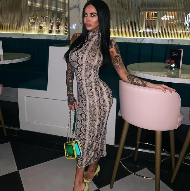 Permintaan Sallie ini membuat kedua dokter bedah plastik tersebut terkejut. Karena menurut mereka bedah plastik dengan memasang implan tumit sebelumnya belum pernah terjadi. Kalau memang implan tumit itu ada, apakah menurut kamu orang di sebelahku ingin terlihat pendek seperti ini, ujar Dr. Dubrow sembari meledek rekan dokternya. Foto: Instagram