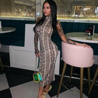 Permintaan Sallie ini membuat kedua dokter bedah plastik tersebut terkejut. Karena menurut mereka bedah plastik dengan memasang implan tumit sebelumnya belum pernah terjadi. Kalau memang implan tumit itu ada, apakah menurut kamu orang di sebelahku ingin terlihat pendek seperti ini, ujar Dr. Dubrow sembari meledek rekan dokternya. Foto: Instagram