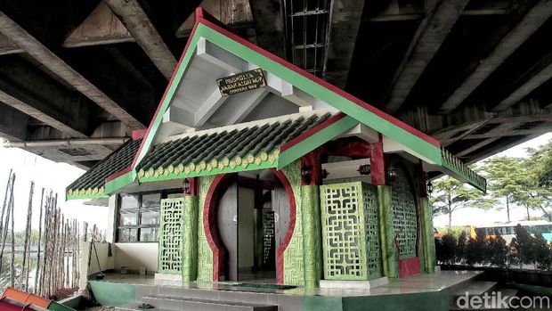 Sebuah masjid dengan arsitektur yang kental dengan etnis Tionghoa berdiri di bawah kolong Tol Wiyoto Wiyono. Masjid itu bernama Masjid Babah Alun.