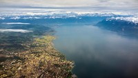 Danau Jenewa atau Lac Leman adalah danau berbentuk bulan sabit yang ada di wilayah antara Prancis dan Swiss. Lokasinya ada di kaki Pegunungan Alpen (iStock)