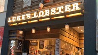 Kenzy rela loh menemani ibunya mencicip makanan favorit. My mom favorite food 🦀, tulisnya yang mampir ke Lukes Lobster, Osaka. Foto: Instagram kenzy_taulany