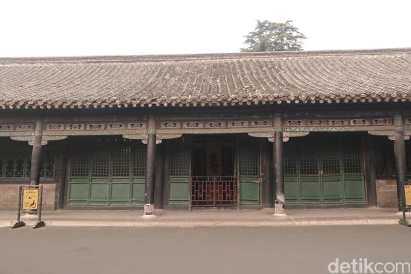 Keluarga Konfusius dekat dengan kerajaan, bahkan keturunan Konfusius menjadi pejabat tertinggi di Qufu. Confucius Mansion juga jadi rumah dinas para pejabat daerah. (Bonauli/detikTravel) Keluarga Konfusius dekat dengan kerajaan, bahkan keturunan Konfusius menjadi pejabat tertinggi di Qufu. Confucius Mansion juga jadi rumah dinas para pejabat daerah. (Bonauli/detikTravel)
