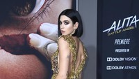 Lewat sequin dress tersebut, Dua Lipa menunjukan lekuk tubuh seksinya. Frazer Harrison/Getty Images