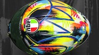 Warna cerah di helm Rossi diwujudkan dari warna kuning, oranye, dan biru muda. Foto: Instagram