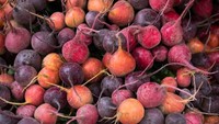 Jangan kaget kalau usai makan buah bit ataupun blackberry urin Anda akan berwarna pink atau merah. Sebab hal itu dibenarkan Harvard Medical School dan tidak berbahaya bagi tubuh.Foto: Istimewa