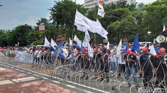 Ribuan Buruh Gelar Unjuk Rasa di Grahadi