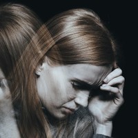 Sejumlah ilmuan mengklaim bahwa rasa sedih bisa berdampak positif pada perkembangan mental juga otak. Dikutip dari Ranker, kesedihan bisa meningkatkan daya ingat, kemampuan penilaian dan motivasi. Bahkan inteligensia banyak dikaitkan dengan orang yang sering depresi. Hal itu membuat tak sedikit orang mencoba membuat dirinya depresi demi jadi pintar. Tentu saja, depresi tidak bisa dianggap main-main dan berpotensi menyebabkan kematian akibat bunuh diri. Foto: iStock