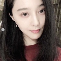 Kini tampaknya Fan Bingbing sudah bebas beraktivitas seperti biasa. Sebelumnya aktris 38 tahun tersebut sempat menghilang yang dikabarkan karena menunggak pajak sebesar $70 juta atau Rp 874 miliaran. Dilaporkan jika Bingbing mengambil keuntungan dari kontrak yin yang (hanya membayar pajak dengan biaya paling rendah saat ada dua proyek). Karena itu, ia dikenakan denda senilai hampir Rp 1 triliun. Foto: Dok. Instagram/bingbing_fan