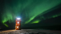 Aurora Borealis terjadi karena disebabkan oleh interaksi antara partikel bermuatan energi dari matahari dan molekul gas di atmosfer atas sungai. bumi, sekitar 100 kilometer ke atas. Istimewa/Martial Trezzini/Keystone via AP.