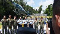Kepala Staf TNI Angkatan Udara (KSAU) Marsekal TNI Yuyu Sutisna (keempat kanan) bersama Panglima Komando Operasi TNI AU (Pangkoopsau) II Marsda TNI Henri Alfiandi (ketiga kanan), Komandan Lanud Iswahjudi Marsma TNI Widyargo Ikoputra (keempat kiri) berfoto bersama penerbang tempur saat peresmian Monumen Pesawat F-5 Tiger di Lanud Iswahjudi, Magetan, Jawa Timur, Rabu (6/2/2019). ANTARA FOTO/Siswowidodo.