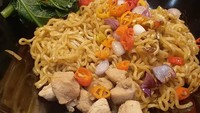 Di bilangan Bendungan Hilir, Jakarta ada kafe Maniac. Kafe ini menghadirkan mie instan dengan tampilan lebih mewah. Ada mie instan iga bakar yang jadi menu unggulan. Foto: Instagram
