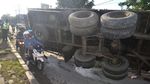 Truk Semen Terguling dan Halangi Jalan