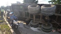 Truk pengangkut semen bernopol B 9163 BYT dari Gresik tujuan Semarang itu terguling setelah menabrak pembatas jalan, tidak ada korban jiwa tapi kejadian itu menyebabkan kemacetan. ANTARA FOTO/Yusuf Nugroho.