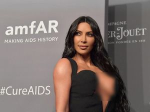 Hadiri amfAR, Kim Kardashian Nyaris Tunjukan Bagian Sensitifnya
