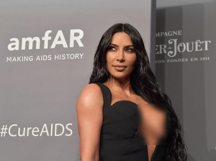 Hadiri amfAR, Kim Kardashian Nyaris Tunjukan Bagian Sensitifnya