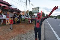 Berkat Kostum Spider-Man Gerai Ini Sukses Jual Burgernya