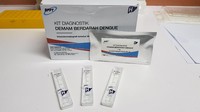 Kit Diagnosis Demam Berdarah Dengue (DBD) yang dikembangkan Pusat Teknologi Farmasi dan Medika (PTFM) BPPT ini masih berbentuk purwa rupa atau prototipe. Dalam satu kotak terdiri atas 50 kit siap pakai. (Dok. Humas BPPT)