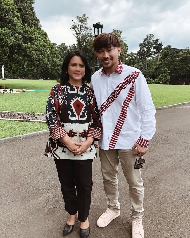 Berbeda dari batik, motif pada tenun dihasilkan dari teknik mengikat daun gewang. Motif hewan mendominasi kain yang pembuatannya minimal memakan waktu enam bulan itu. Salah satunya kuda yang melambangkan kepahlawan dan keagungan, seperti yang terlihat pada blus Iriana. (Foto: Instagram/@carendelano)