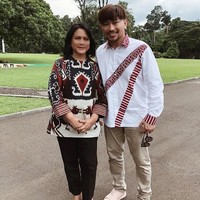 Berbeda dari batik, motif pada tenun dihasilkan dari teknik mengikat daun gewang. Motif hewan mendominasi kain yang pembuatannya minimal memakan waktu enam bulan itu. Salah satunya kuda yang melambangkan kepahlawan dan keagungan, seperti yang terlihat pada blus Iriana. (Foto: Instagram/@carendelano)