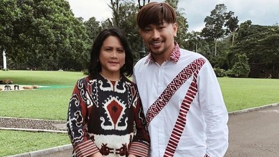 Foto: Gaya Iriana Jokowi Pakai Tenun yang Dipuji Dian Sastrowardoyo