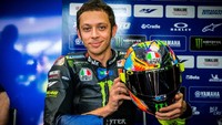 Jika helm winter test Rossi tahun sebelumnya didominasi warna biru dengan desain ala seni Meksiko, Huichol, kini helm Rossi tampak lebih cerah. Foto: Facebook Valentino Rossi VR46 Official