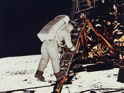 Foto Warna Pendaratan Dramatis Manusia di Bulan Akan Dilelang