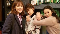 Begini nih gaya seru Yoon-ju saat ngumpul bareng teman-temannya. Mereka terlihat habiskan waktu di bar. Foto: Instagram yoonjujang