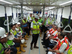 Giliran Ketua OJK dan Bos Perbankan Jajal MRT Jakarta