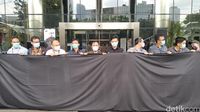 Kain Hitam Demi Semangat 2 Penyelidik KPK Tak Padam