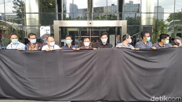 Pegawai KPK Bentangkan Kain Hitam Simbol Dukungan Rekan Dianiaya