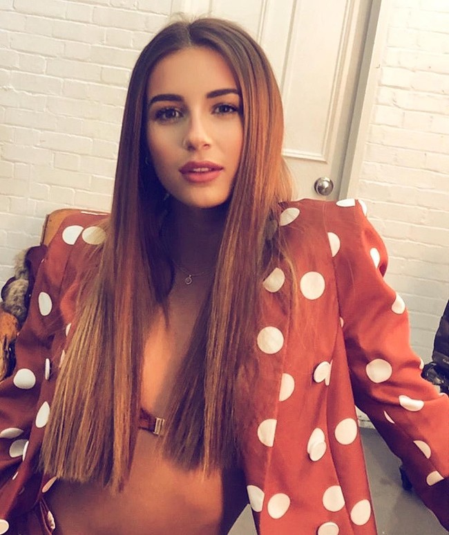 Dani Dyer diminta untuk menjadi salah satu kontestan di acara Love Isiland, reality show untuk jomblo yang mencari cinta. Acara reality show dari Inggris itu sangat populer karena kerap menanyangkan sensasi dan kontroversi dari kontestannya. Foto: dok. Instagram (@danidyerxx)